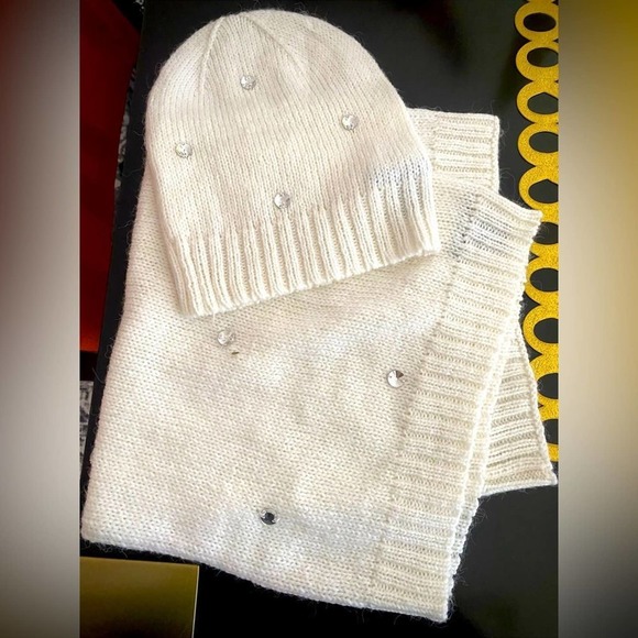 NWOT Victoria secret Winter hat and scarf matching set - Picture 1 of 4